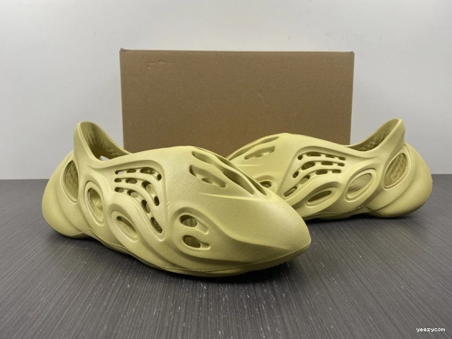 Sulfur Adidas Foam Yeezy RNNR GV6775 1026